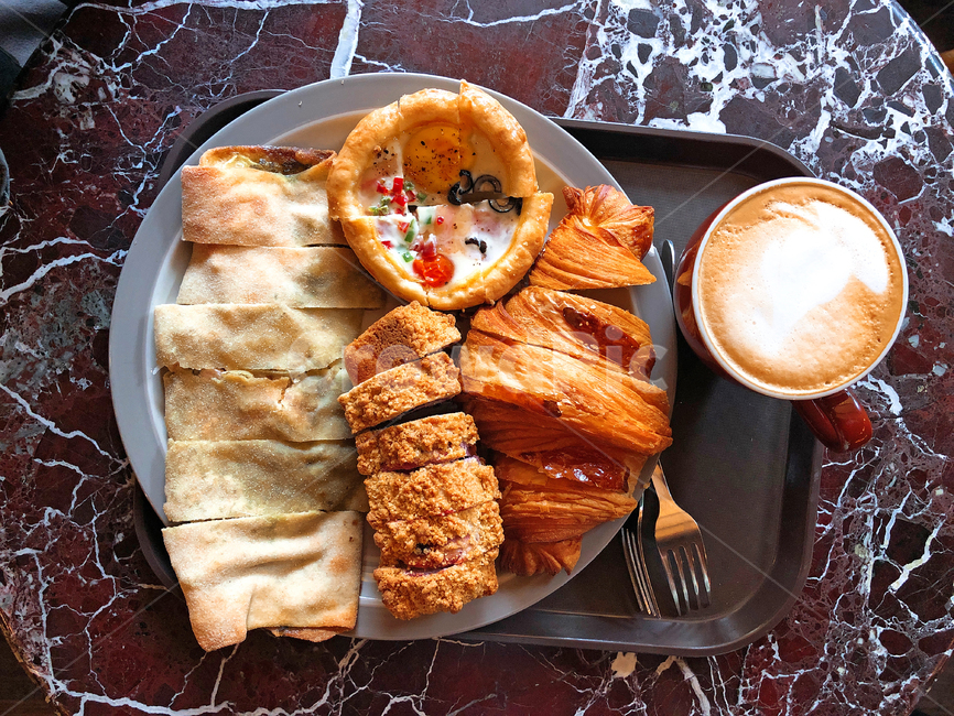 빵,브런치,카페,커피,라떼,빵집,대리석,식탁,아침,점심,간식,저녁,포크,bread,brunch,식품,food,음식,에그타르트,음식,식재료,요리,food,cook,meal,dishes,food reserves,디저트,간식,후식,dessert,snack