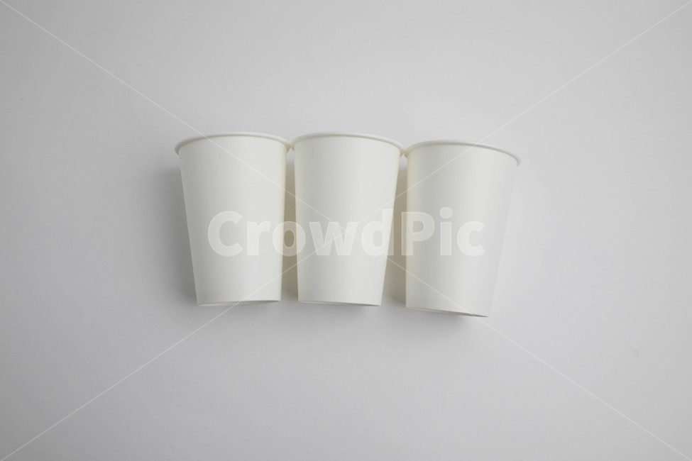 컵,종이컵,테이크아웃컵,커피,뚜껑,화이트,하얀,white,배열,직선,바라보다,나란히,앞에서,위에서,밑에서,배경,백그라운드,백그라운드배경,사물,물건,오브젝트,thing,object,matter,누끼,remove background