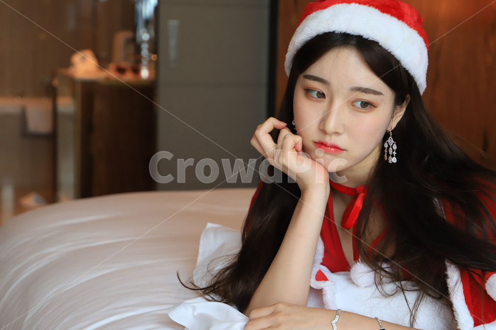 크리스마스,코스프레,산타,침대,여자,예쁜여자,이벤트,의상,앞모습,겨울,계절,winter,season,사람,인물,인간,human,person,여성,여자,woman,female,lady,기념일,축하,anniversary,congratulation,celebrate,celebration,메리크리스마스,성탄절,merry christmas