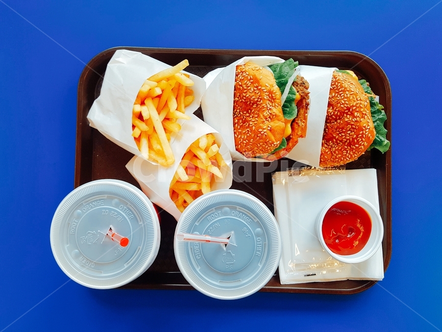 햄버거,세트,클로즈업,음식,맛있는,점심식사,감자튀김,케첩,콜라,파란배경,음식,식재료,요리,food,cook,meal,dishes,food reserves,양식,서양음식,서양요리,western food,western dishes,western meal,western cook