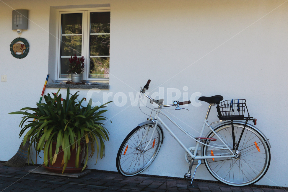 transportation,교통,bike,vehicle,차량,bicycle,자전거,wheel,바퀴,machine,기계,house,집,하얀색,white,건축물,건물외관,exterior,building,structure,architecture,construction
