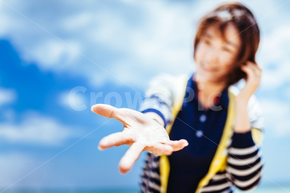 바다,하늘,제의,건강,친환경,여유,휴가,휴일,여행,여성,제안,손,여자,엄마,아내,어머니,육아,사람,인물,인간,human,person,신체일부,몸,body,손,제스처,표시,손짓,표현,gesture,hand,sign,expression,여성,여자,woman,female,lady,감정표현,기분,feeling,emotion