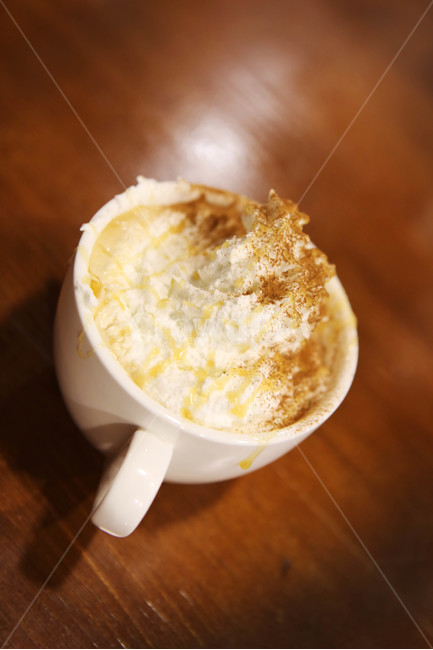 커피,비엔나커피,머그잔,coffee,휘핑크림,mug,계피가루,cafe,dessert,디저트,cafevienna,감성,디즐링,커피,카페,coffee,cafe