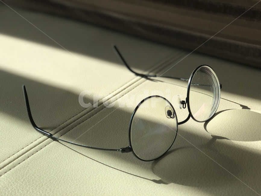 안경,빛,그림자,아침,방,패션스타일,의상,fashion,style,사물,물건,오브젝트,thing,object,matter