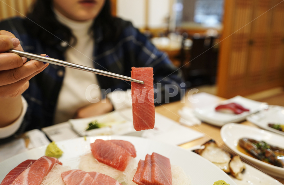 참치,횟감,회,안주,안주꺼리,술안주,먹거리,생선,날것,음식,푸드,색감,칼라,컬러,color,food,식재료,먹방,사람,인물,인간,human,person,신체일부,몸,body,음식,식재료,요리,food,cook,meal,dishes,food reserves,수산물,해산물,fishery products,seafood