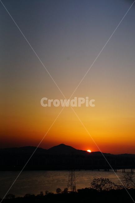 일몰,하늘,노을,구름,석양,자연,풍경,nature,landscape,outdoors,옥외,sky,dusk,황혼,sunset,red sky,붉은 하늘,dawn,새벽