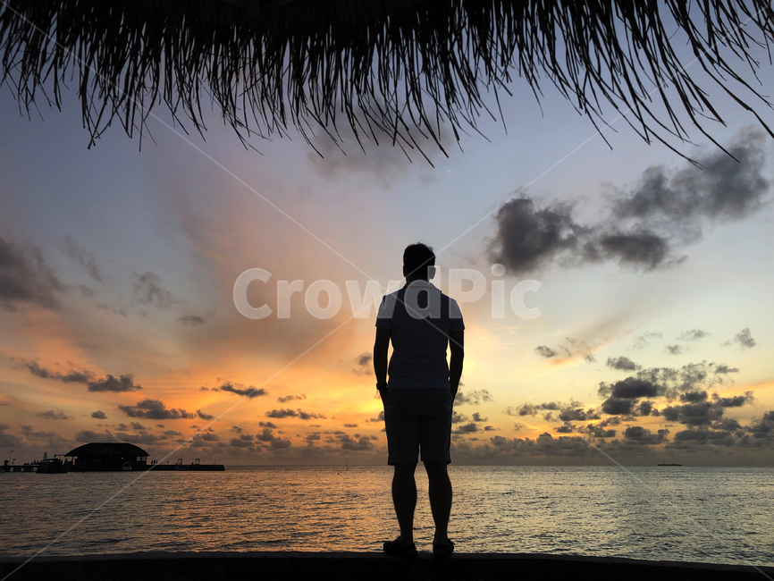 몰디브,maldives,휴양지,섬,island,노을,man,남자,sunset,하늘,sky,구름,cloud,colorful,자연,nature,바다,해변,sea,beach,seaside,실루엣,silhouette,로맨틱,romantic,outdoors,옥외,사람,인물,인간,human,person,인물실루엣,사람실루엣,character,물,해안선,대양,water,황혼