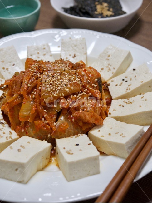 두부김치,두부,김치,술안주,안주,반찬,깨소금,한국음식,식품,한식,한국문화,음식,한국,배경,음식문화,웰빙,문화,아시아,아시아음식,접시,전통,설날,추석,젓가락,두부요리,두부음식,요리,음식,식재료,요리,food,cook,meal,dishes,food reserves,한식,한국음식,한국요리,korean food,korean dishes,korean meal,korean cook