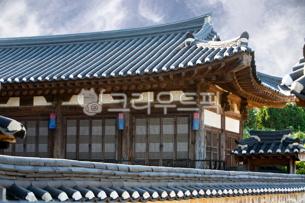 sky,old house,stone phlegm,house,building,Jungmun,Cheongsa Lantern,Pillar,Hanok,tile roof,culture,tiled house,window door,fence,wall,traditional house