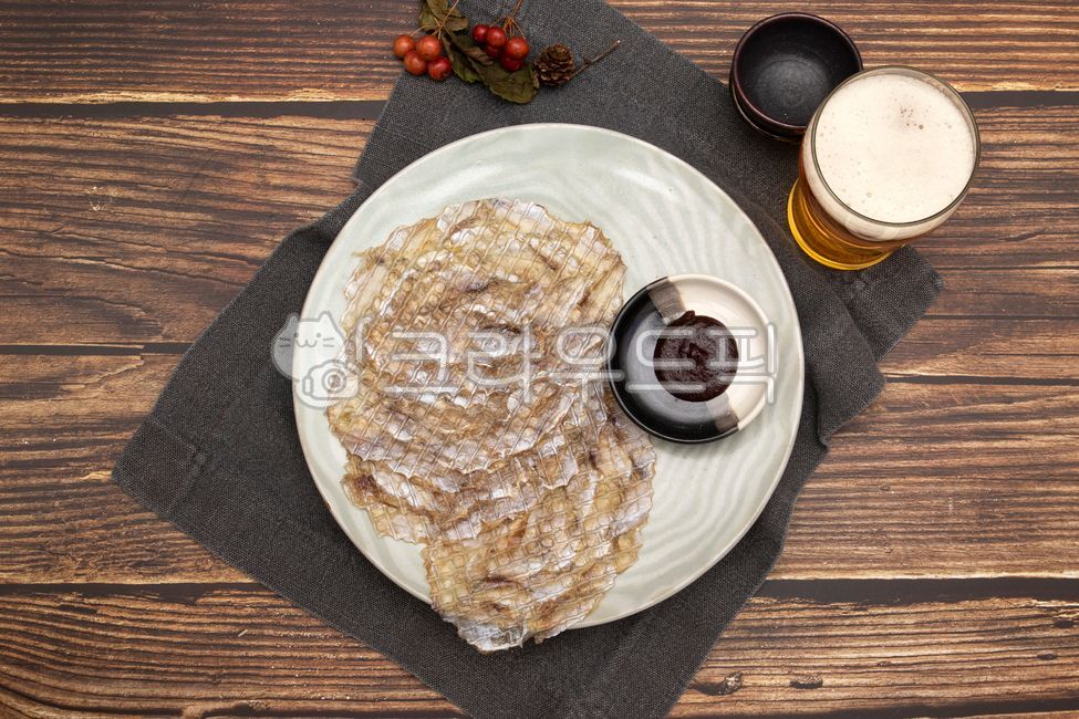 쥐포,맥주,고추장,젓가락,젓가락받침,후라이팬,석쇄,우드테이블,나무배경,술안주,음주,건어물,접시,음식,식재료,요리,food,cook,meal,dishes,food reserves