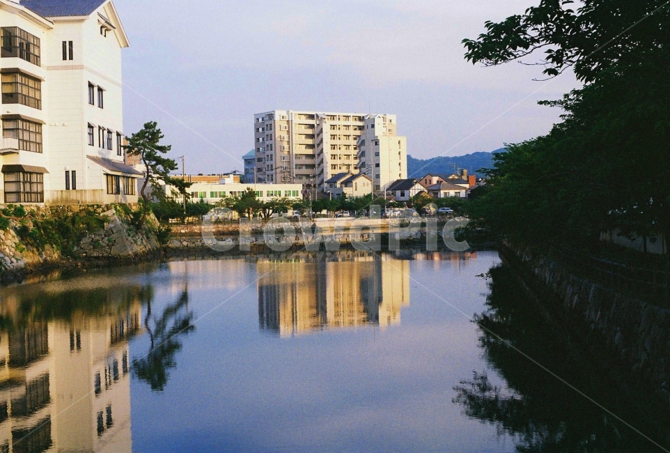 건물,강가,비침,일본,반사,필름,필름사진,필름카메라,감성,감성사진,시골,해질녘,저녁,도시,풍경,city,landscape,해외,외국,세계,foreign,oversea,world,세계도시풍경,해외도시풍경,외국도시풍경,world cityscape,감성,sensible,feeling,water,물,building,nature,자연,outdoors,옥외