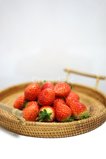 Red,red,basket,winter fruits,fruit,Rattan,Berry,strawberry,food