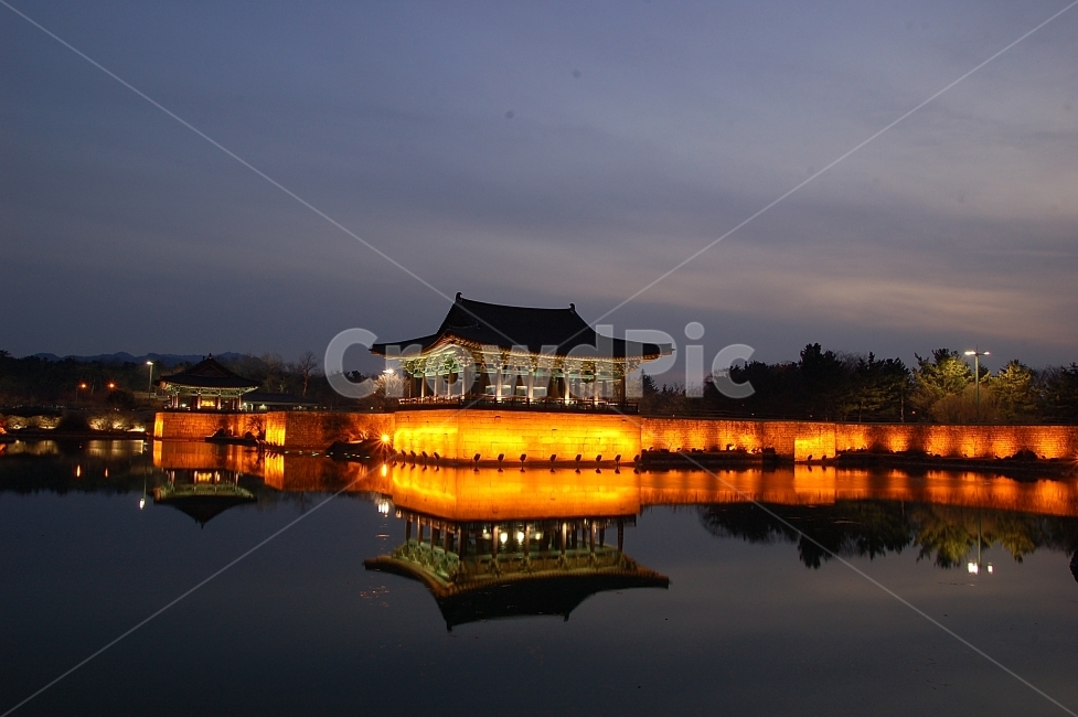 night view,pond,reflection,Anapji Pond,tourist destination,tourism,lighting,Gyeongju,Cultural assets,coastal reservoir,tradition,Korea