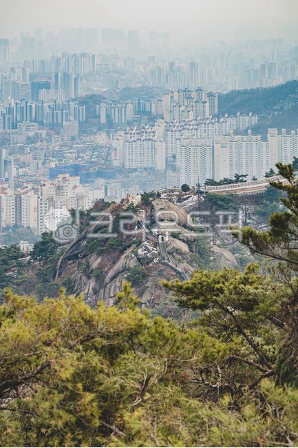Inwangsan,Inwangsan peak,Seoul view,Seoul scenery,Seoul city scenery,cloudy day,fine dust,Seoul fine dust,Jongno-gu,Seodaemun-gu,mountain climbing,Inwangsan mountain climbing,climbing,mountain,mountaineering club,sunlight,snowy mountain,s