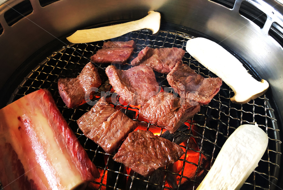 food,음식,갈비,고기,숯불구이,외식,한우,소갈비,galbi,koreanfood,koreanbarbecue,charcoal,meal,koreanrestaurant,closeup