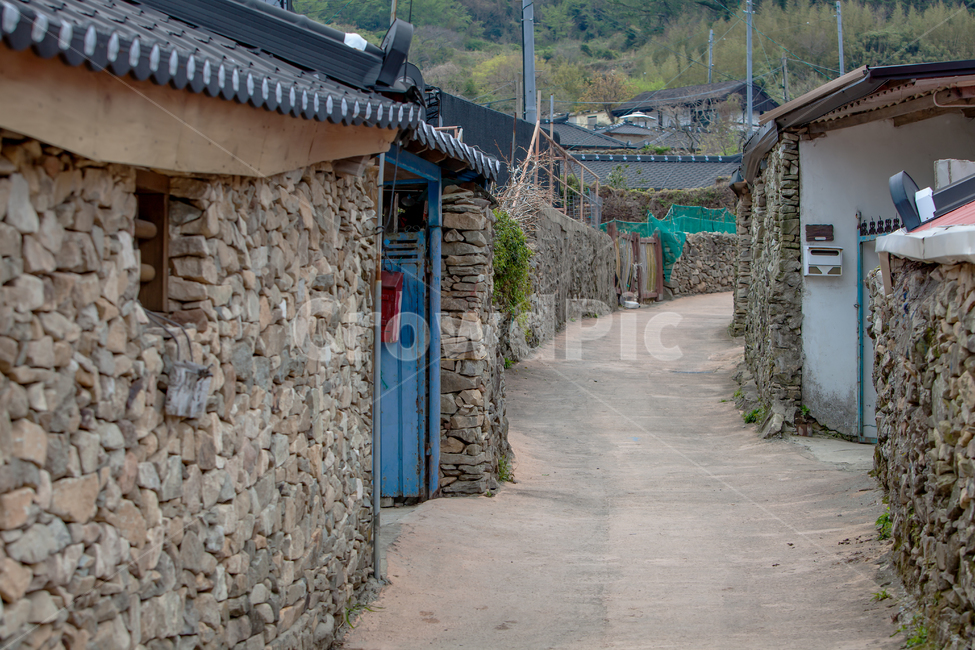 건물,풍경,백그라운드,청산도,슬로시티,남해,돌담,돌담길,돌담마을,농촌,어촌,농어촌,섬마을,시골,시골마을,마을,동네,전봇대,전신주,전선,전기줄,돌담장,담벼락,섬,담장,담,시골,마을,풍경,landscape,country,rural,town,골목길,alley,street,거리,building,도시,road,도로,city,시티,urban,어반,outdoors,옥외,nature,자연