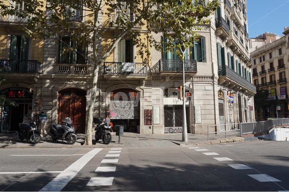 spain,spainpeople,barcelona,spainstreet,바르셀로나,도시,풍경,city,landscape,세계도시풍경,해외도시풍경,외국도시풍경,world cityscape,asphalt,아스팔트,road,도로,machine,기계,wheel,바퀴,vehicle,차량,transportation,교통,motorcycle,오토바이