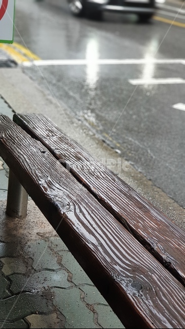 벤치,의자,비,비오는거리,출근길,rainy