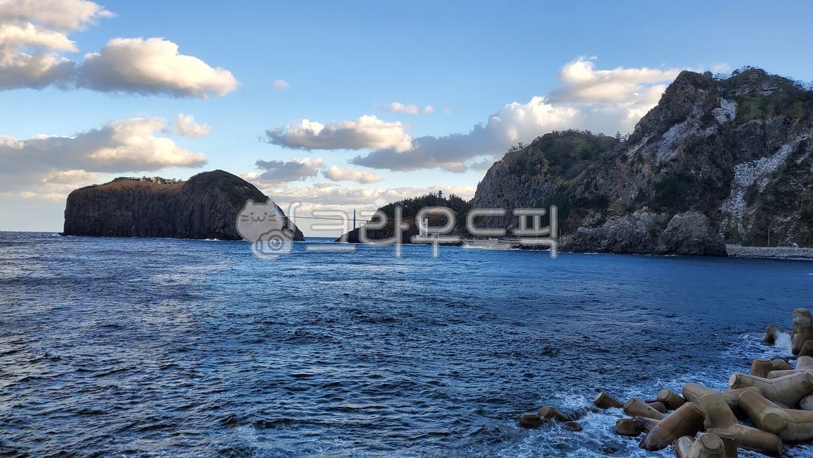 자연,풍경,절경,경치,나무,울릉도,산,바다,물,하늘,구름,다리,교량,현수교,관음도,water,nature,해안,파도,침식,풍화,지질,명소,국가지질공원,지질명소,동해,씨스택,관광지,관광명소