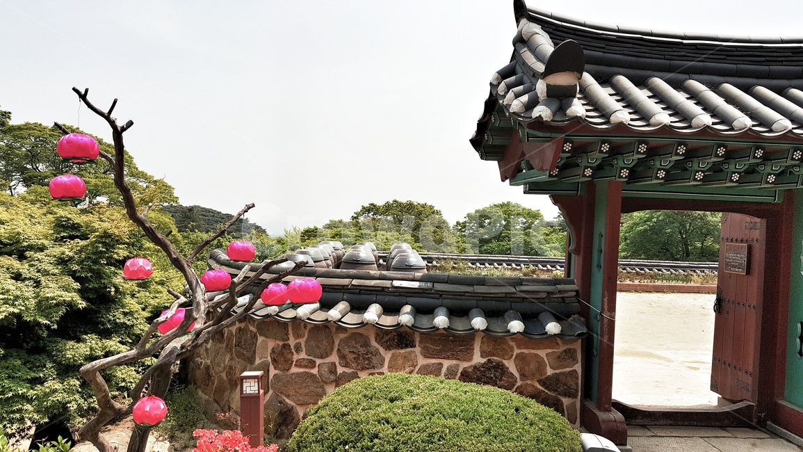 사찰,기와,자연,풍경,종교,신앙,nature,landscape,religion,belief,faith,한옥,한국전통,한국문화,나무,돌담,옹기,하늘,초록,강화도,전등사,대문,출입구