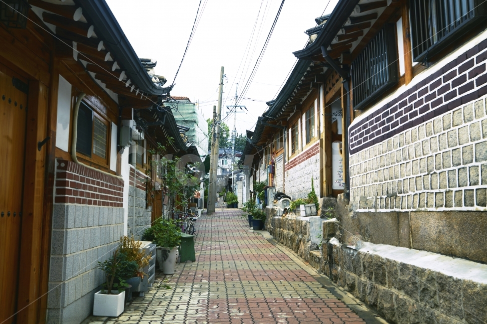 북촌,한옥마을,기와,전통,골목길,골목길,alley,한국전통,한국문화,korean traditional,korean culture,walkway,보도,path,통로,pavement,포장,sidewalk,flagstone,판석