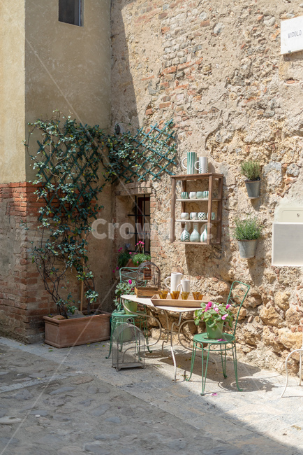 몬테리조니,monteriggioni,이탈리아,하늘,구름,성당,italy,italia,sky,의자,테이블,화분,꽃,벽,돌담,이태리