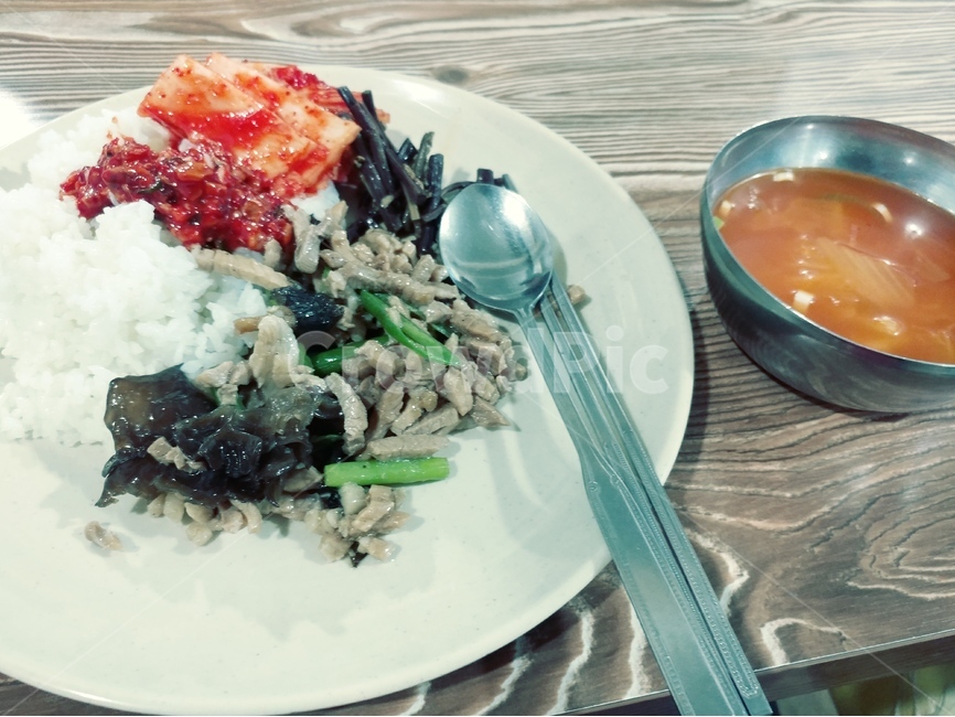 식사,식탁,탄단지,반찬,끼니,음식,요리,아침,점심,저녁,식당,탄수화물,단백질,지방,그릇,용기,접시,밥,국,쌀,채소,육류,조미료,받침,수저,소스,양념,기름,은,무늬,음식,식재료,요리,food,cook,meal,dishes,food reserves