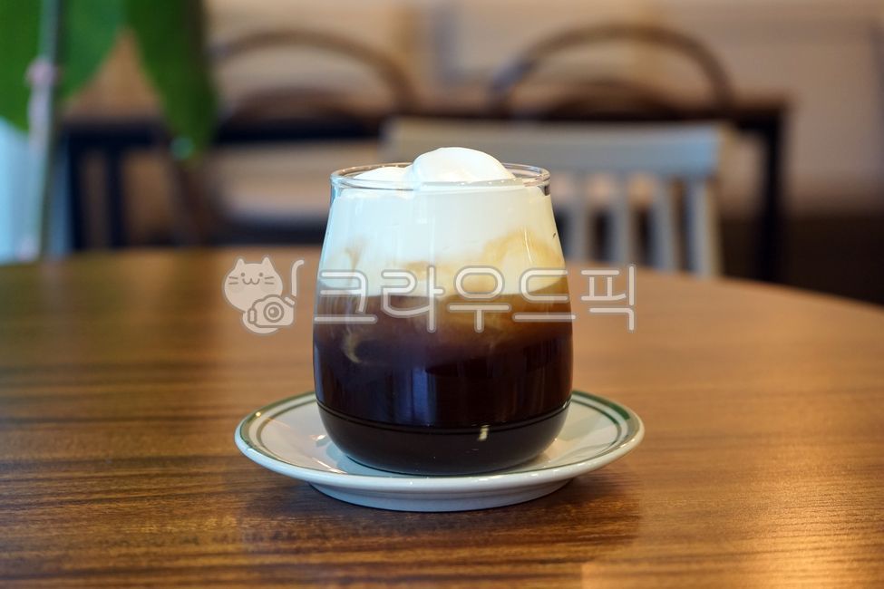 커피,카페,아인슈페너,비엔나커피,크림,음료,음식,food,beverage,cream,coffee,cafe,viennacoffee,원목테이블,나무,wood,woodentable,table,유리컵,컵받침,감성