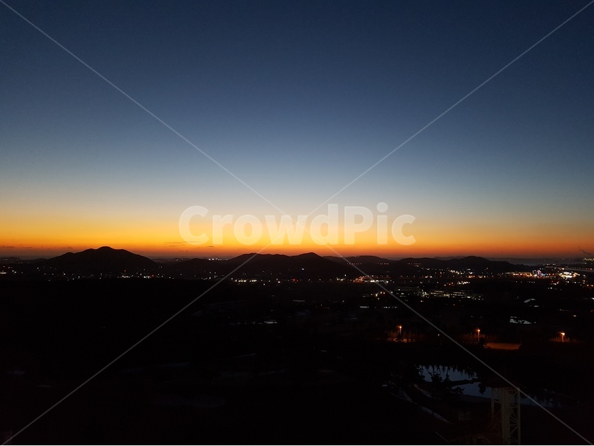 야경,노을,한적함,밤하늘,초저녁,작은불빛,도시,풍경,city,landscape,nature,자연,outdoors,옥외,sky,하늘,dawn,새벽,sunset,일몰,dusk,황혼,red sky,붉은 하늘