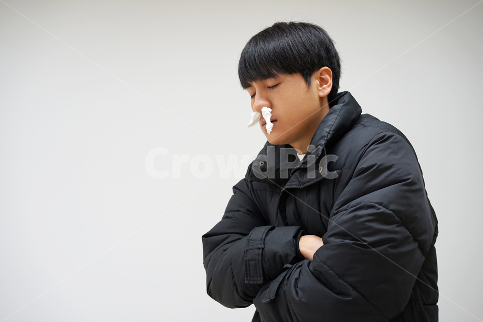 추위,강추위,한파,겨울,패딩,남성,남자,winter,콧물,휴지,코감기,감기,겨울,계절,winter,season,사람,인물,인간,human,person,남성,남자,man,male,건강,헬스웨어,헬스케어,healthware,health care