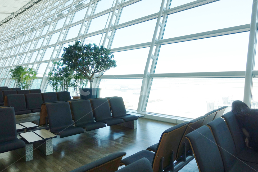 인천공항,공항,쇼파,대기,창문,대기실,의자,출국,휴가,나무,소파,기다림,airport,departure,화분,빛,밝음