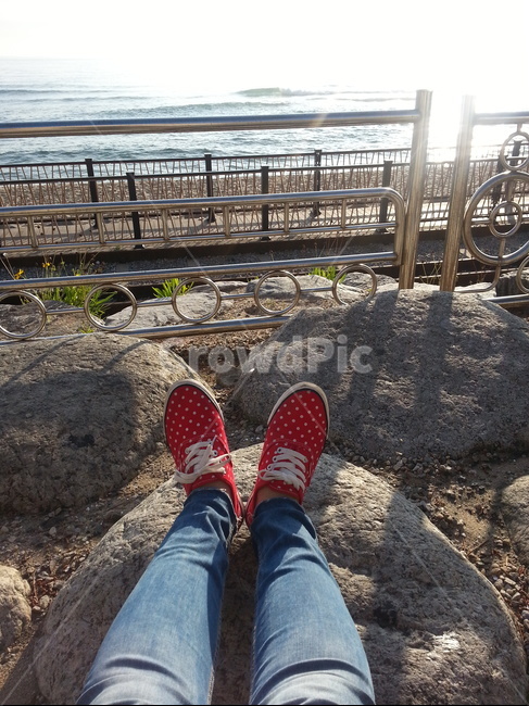 돌,바위,발,청바지,운동화,빨간운동화,점박이운동화,바다,바다앞,해,빛,정동진,휴식,인물