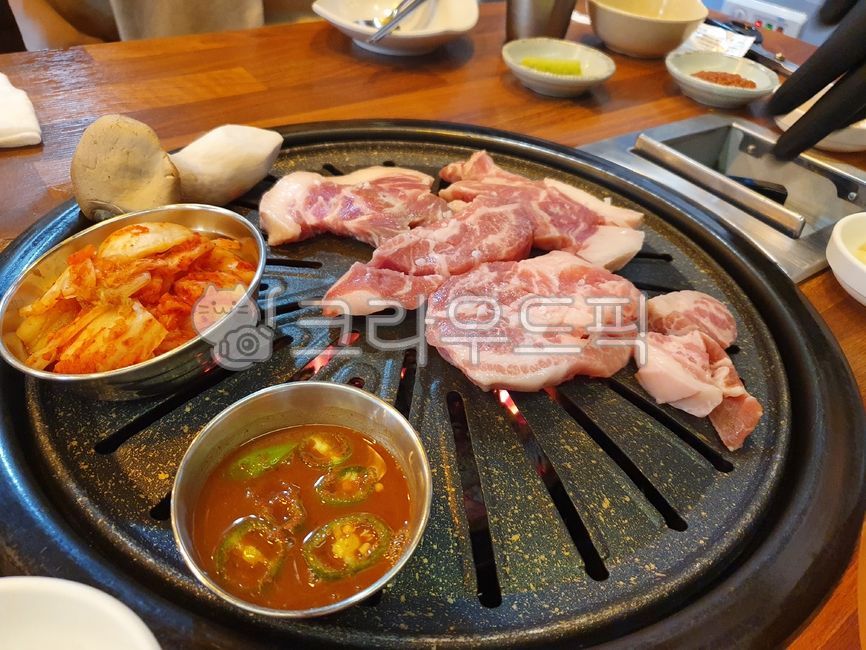 고기,돼지고기,주먹고기,김치,멜젖,소스,양념,버섯,철판,생고기,고깃집,불판,저녁,술안주,그릴,목살,고기굽기,바베큐,모임,파티,돈육,육식,술자리,안주,맛집,먹방,연말,외식,식사,요리,음식,한국요리,한국음식,육류,meat,dishes,meal,cook,food,koreanmeal,접시
