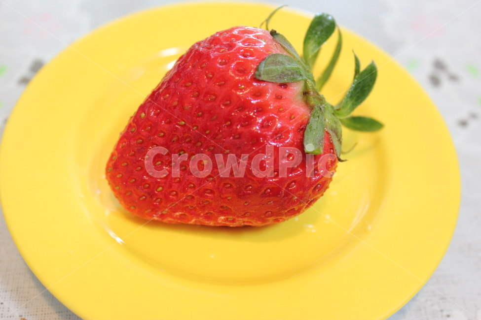 딸기,과일,fruit,food,음식,strawberry,노랑,빨강