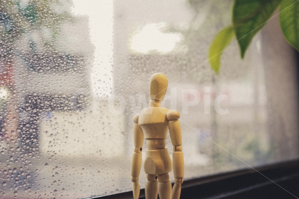 비,창가,다락방,창문,목각인형,빗방울,휴식,힐링,비,비오는날,rain,rainy,조각상,동상,석상,조형물,statue,bronze statue,stone statue,감성,sensible,feeling,사물,물건,오브젝트,thing,object,matter,연출,컨셉,콘셉,direction,concept