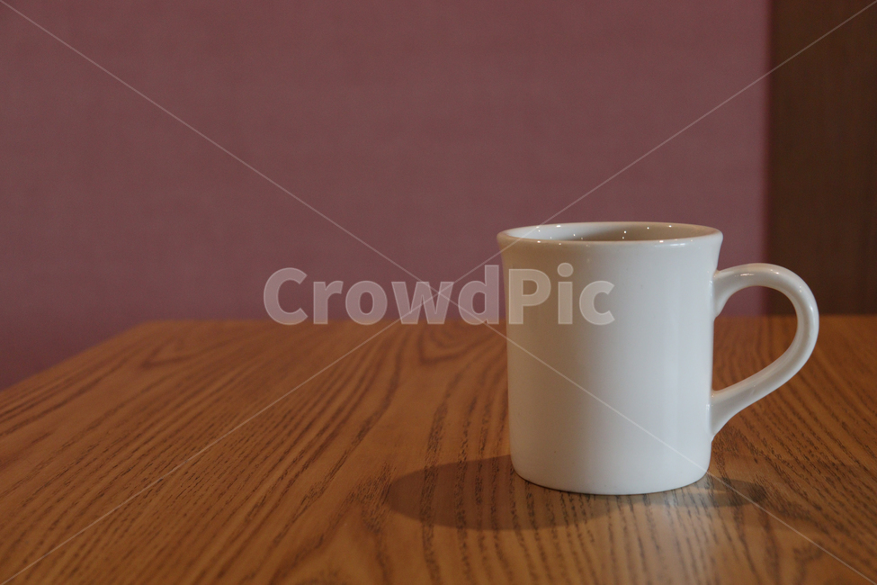 따뜻한음료,뜨거운음료,나무,wood,cup,coffeecup,컵,테이블,탁자,원목테이블,아메리카노,커피,뜨거운커피,커피,카페,coffee,cafe