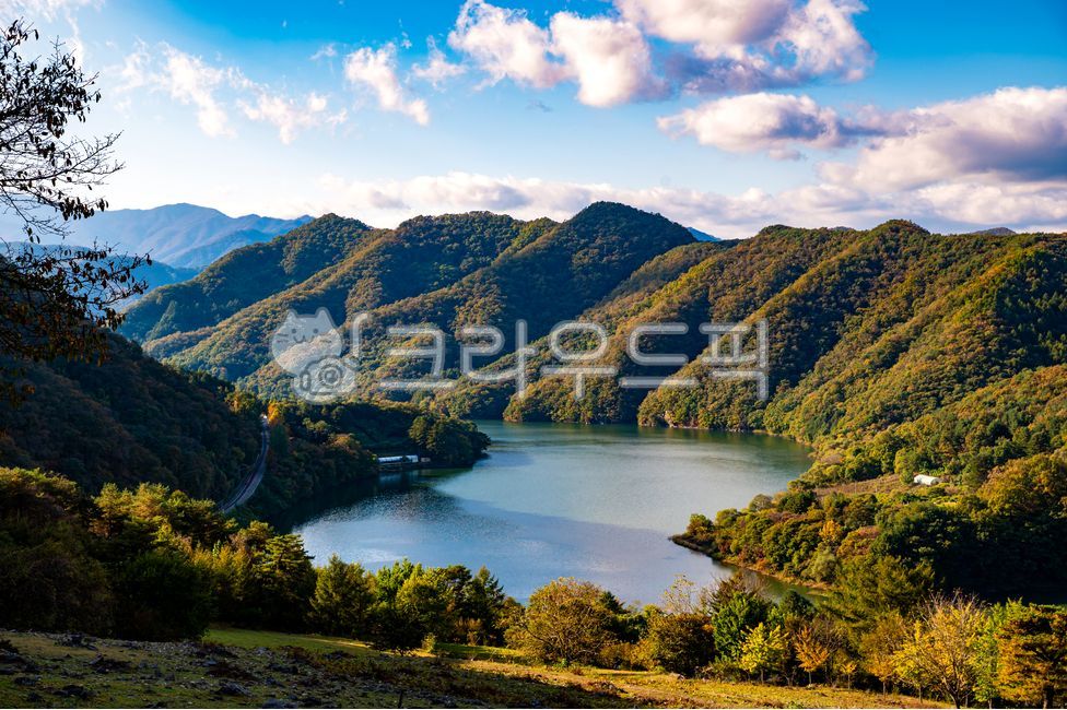 Chuncheon Lake,Happy Grassland Ranch,Lake,Mountains and Rivers,River,Mountain,Hiking,Chuncheon,Gangwon-do,Rivers and Rivers,Scenic View,Mountain Landscape,Tourist Attraction,Scenery,Clouds,Blue Sky,Reflection,Meditation