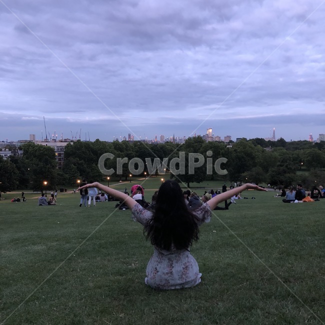자유,여자,뒷모습,영국,유럽,런던,언덕,잔디,사람,저녁,사람,인물,인간,human,person,여성,여자,woman,female,lady