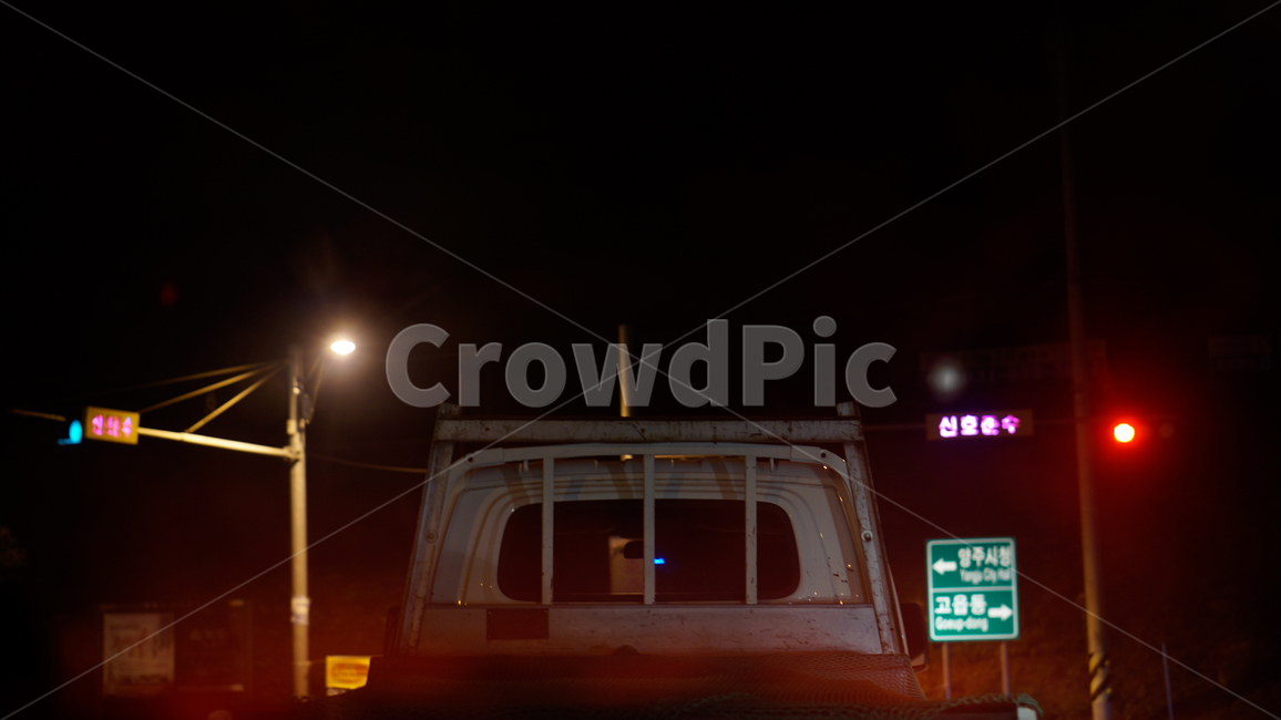 밤,트럭,운전,가로등,지시등,표지판,안내판,night,light,turck,drive,streetlight,indicatorlamp,sign,교통,교통수단,traffic,transportation