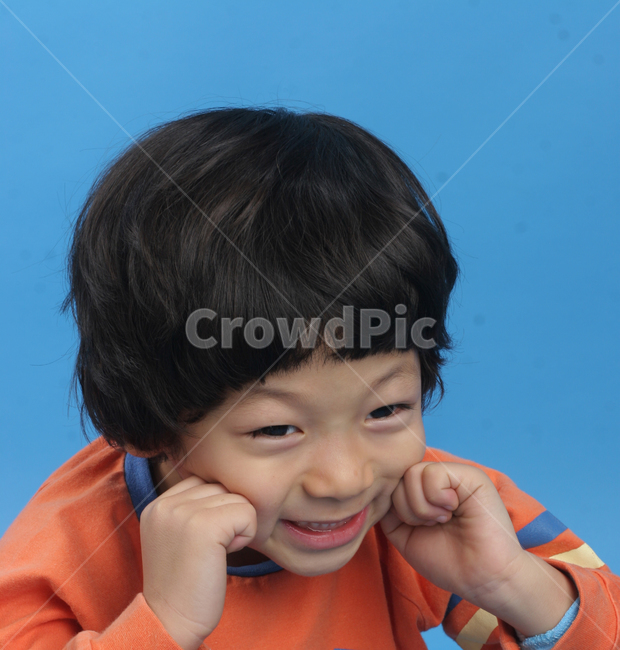 얼굴표정,남자아이,어린아이,미소,웃음,응시,관심,스마일,얼굴,사람,인물,인간,어린이,감정표현,수줍음,기분,kid,smile,human,boy,person,facial,expression,child,children,feeling,face,emotion,사람,인물,인간,human,person,얼굴표정,facial expression,face,어린이,어린아이,child,children,kid,감정표현,기분,feeling,emotion