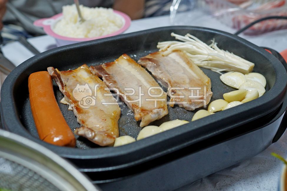 고기,삼겹살,돼지고기,소시지,밥상,마늘,팽이버섯,pork,porksausages,pachae,porkbelly,bacon,enokimushroom