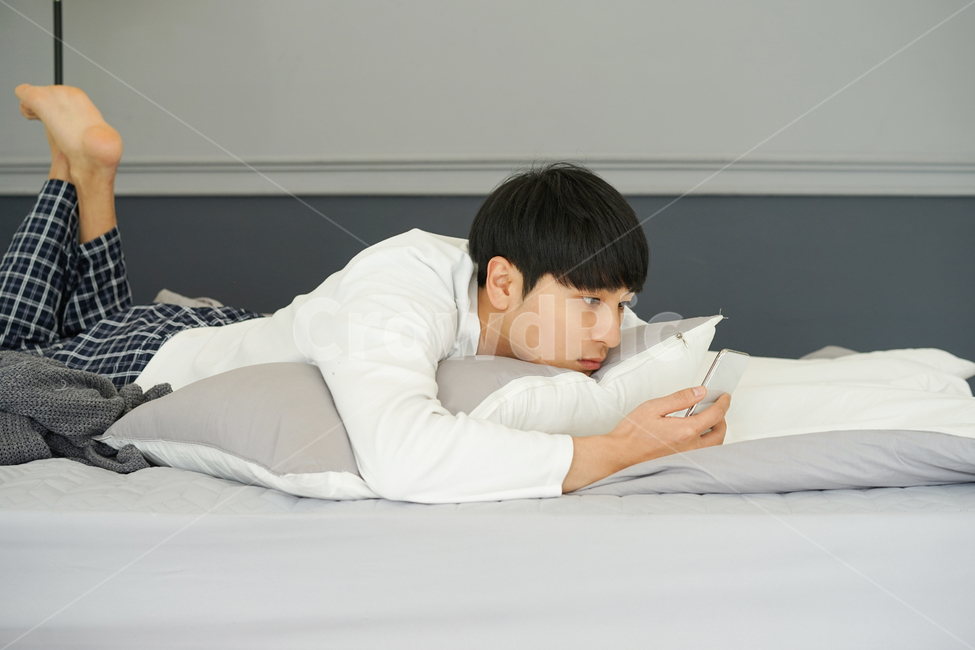 남성,남자,침대,침실,방,집,실내,휴식,휴일,핸드폰,모바일,휴대폰,집돌이,집콕,방구석,일상,사람,인물,인간,human,person,남성,남자,man,male
