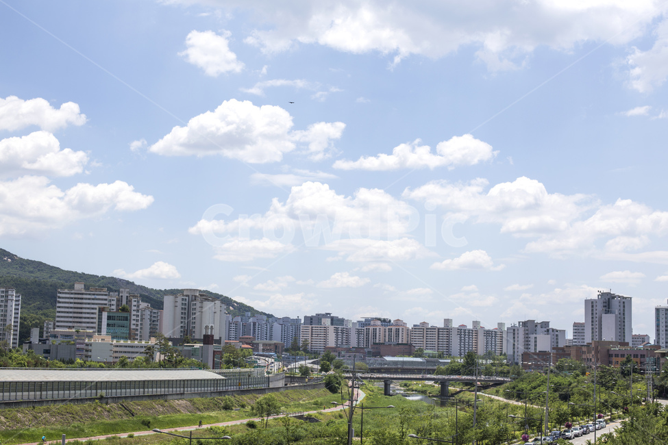 아파트,건물,집,고층,주거,주택,공원,나무,산책로,하늘,구름,산,중랑천