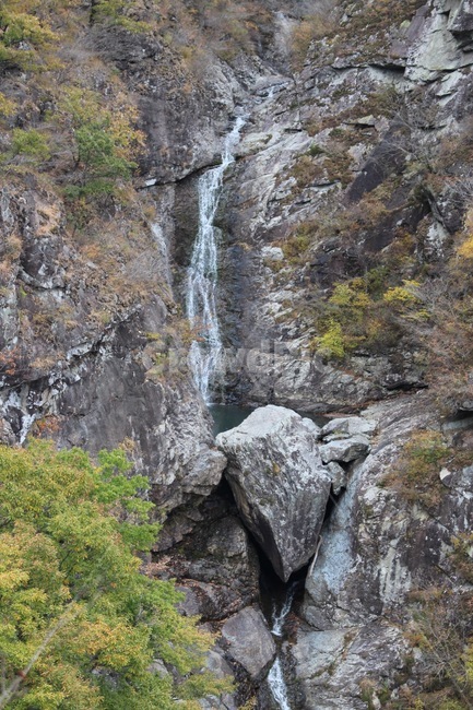 폭포,층층폭포,물줄기,바위,바위산,waterfall,falls,rock,mountain,nature,산,자연,자연,풍경,nature,landscape,water,물,outdoors,옥외,river,강