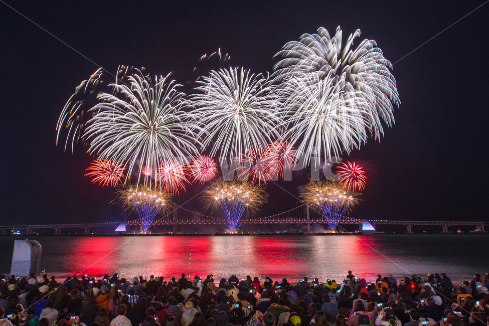불꽃축제,부산불꽃축제,야경,불꽃,광안리,부산,해수욕장,축제,인파,바닷가,해변,밤바다,번쩍번쩍,불꽃놀이,낭만,fireworks,night,바다,풍경,밤,행사,풍경배경,배경,부산배경,야경,밤,풍경,nightscape,night,landscape