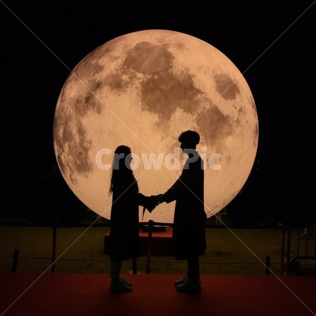 outerspace,space,moon,달,night,사람,사랑,데이트,그림자,moonlight,두사람,감성,감성사진,달그림자,연인,커플,사랑,lover,couple