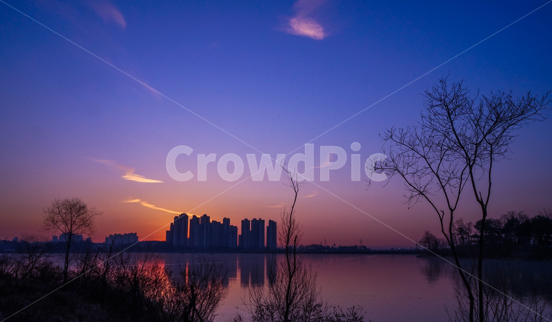 호수,여명,새벽,나무,건물,풍경,겨울,계절,감성,도시,풍경,city,landscape,한국도시풍경,한국도시경관,korea cityscape,실루엣,그림자,silhouette,shadow,nature,자연,outdoors,옥외,dawn,red sky,붉은 하늘,dusk,황혼,sunset,일몰,sky,하늘