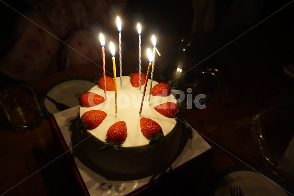 생일,케이크,생일케이크,촛불,분위기,딸기,기념일,축하,anniversary,congratulation,celebrate,celebration,음식,식재료,요리,food,cook,meal,dishes,food reserves,디저트,간식,후식,dessert,snack