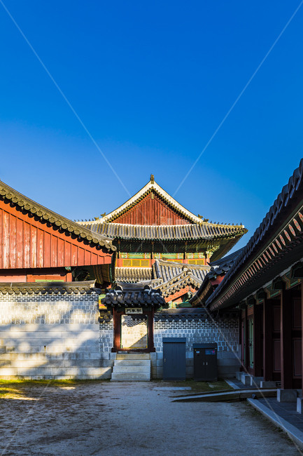 고궁,기와,창경궁,문화유산,기와담장,문화재,한국의미,처마,지붕,담벼락,선,무늬,채색,한국전통,한국문화,korean traditional,korean culture,건축물,건물외관,exterior,building,structure,architecture,construction