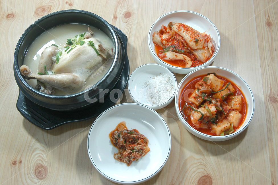 삼계탕,탕,닭,닭요리,닭고기,뚝배기,반찬,소금,김치,깍두기,음식,한식,요리,한국,보양식,보양음식,복날,복날음식,상,테이블,음식,식재료,요리,food,cook,meal,dishes,food reserves,한식,한국음식,한국요리,korean food,korean dishes,korean meal,korean cook